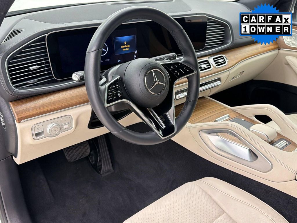 2025 Mercedes-BENZ GLS — фото 4
