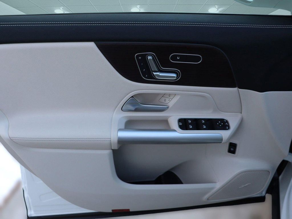 2025 Mercedes-BENZ GLA thumbnail 24