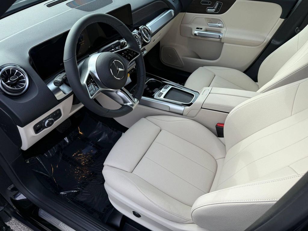 2026 Mercedes-BENZ GLB photo 4