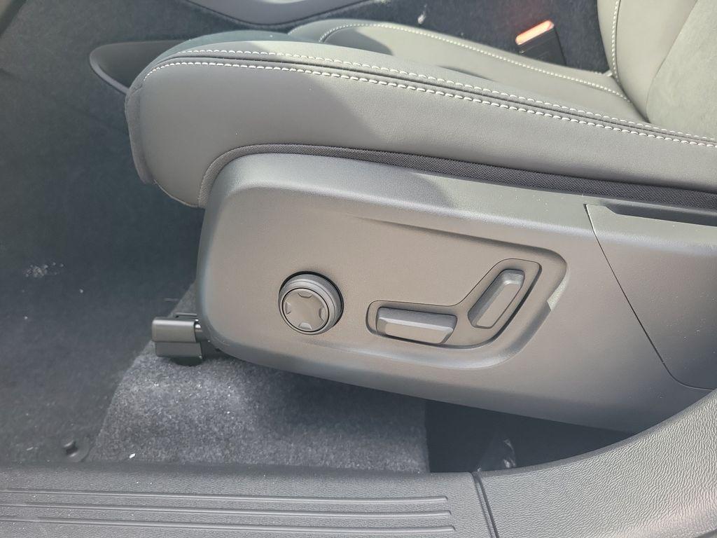 صورة مصغرة 11 لـ 2026 Volvo XC40 B5 ULTRA BLACK EDITION