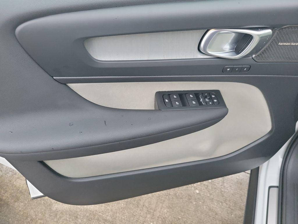 صورة 10 لـ 2026 Volvo XC40 B5 PLUS