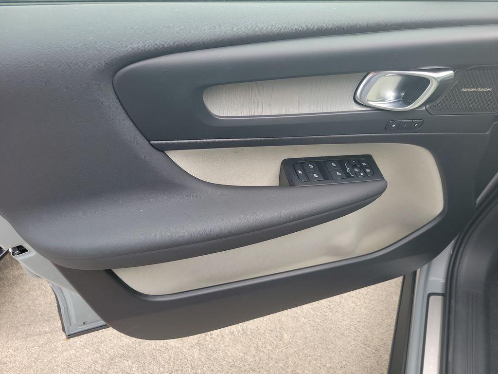 صورة 10 لـ 2026 Volvo XC40 B5 PLUS