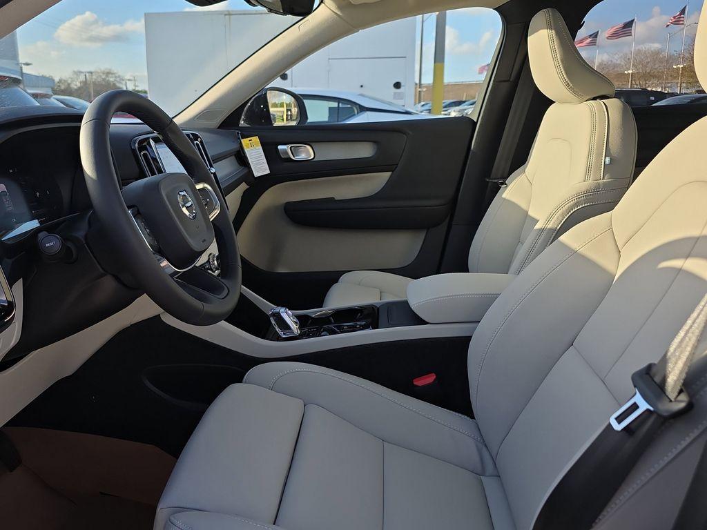 صورة 9 لـ 2026 Volvo XC40 B5 PLUS