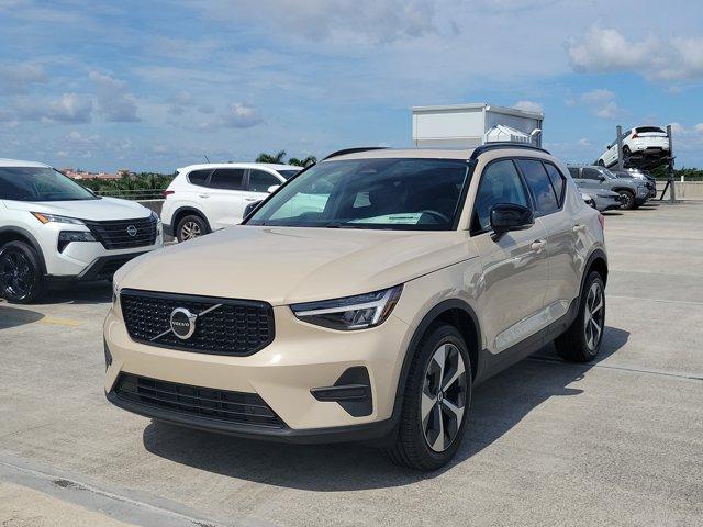 2026 Volvo XC40 B5 CORE — фото 2