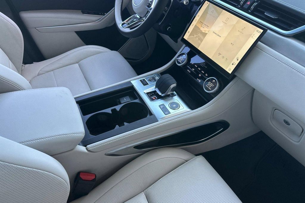 صورة مصغرة 24 لـ 2026 Jaguar F-PACE R-DYNAMIC S P250 AWD AUTOMATIC