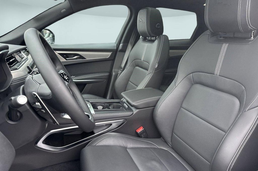 صورة 4 لـ 2025 Jaguar F-PACE R-DYNAMIC S P250 AWD AUTOMATIC