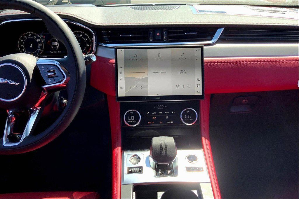 صورة 8 لـ 2026 Jaguar F-PACE R-DYNAMIC S P250 AWD AUTOMATIC