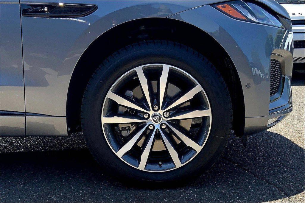 صورة 6 لـ 2026 Jaguar F-PACE R-DYNAMIC S P250 AWD AUTOMATIC