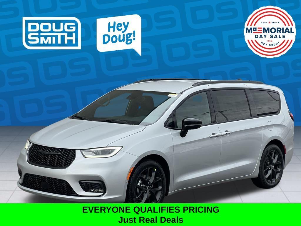 New 2026 Chrysler Pacifica Select