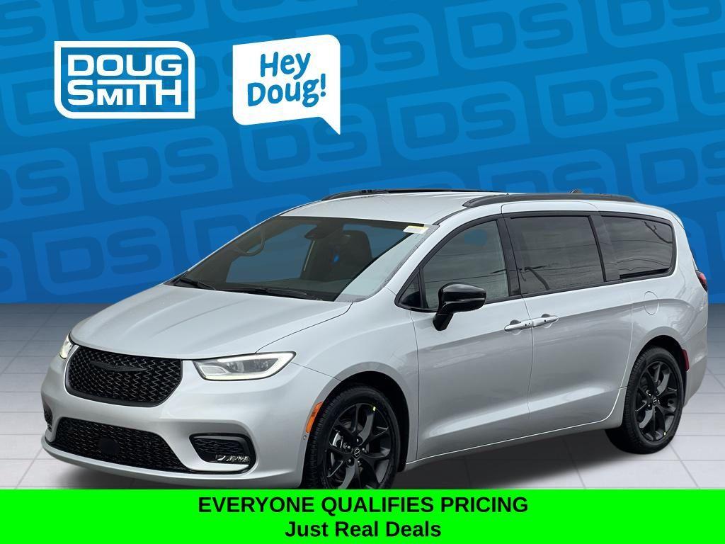 New 2026 Chrysler Pacifica Select