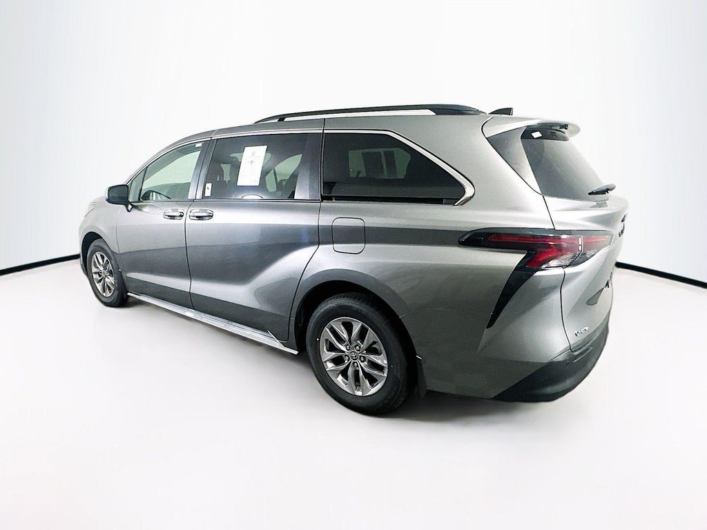 2026 Toyota SIENNA XLE photo 5