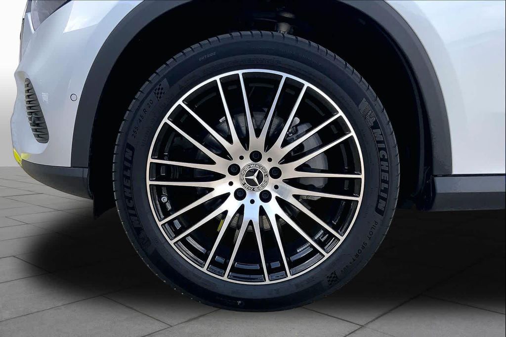 2026 Mercedes-BENZ GLC thumbnail 11