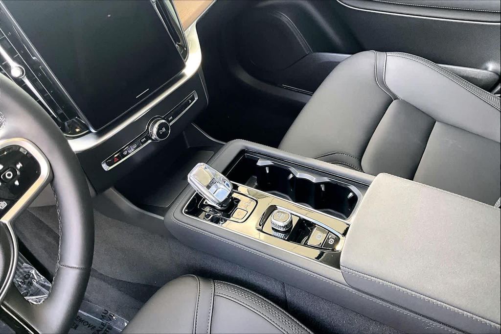 2025 Volvo XC90 B5 PLUS 7-SEATER thumbnail 15