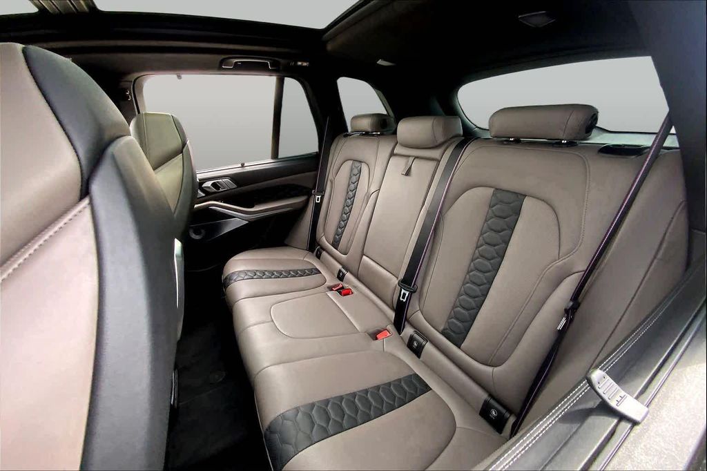 صورة مصغرة 34 لـ 2025 BMW X5 M BASE