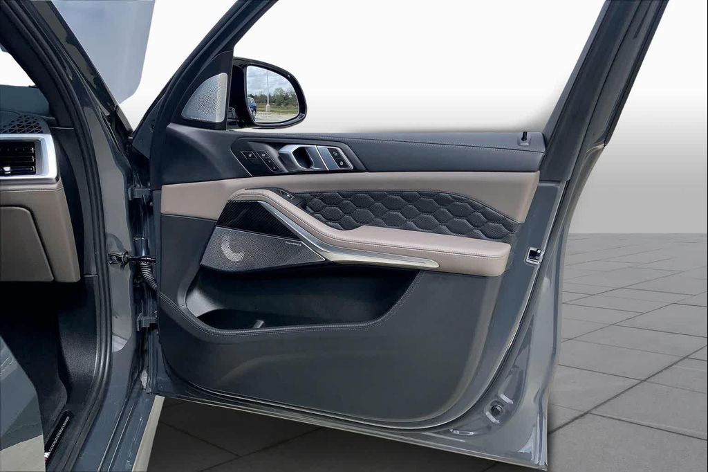 صورة مصغرة 46 لـ 2025 BMW X5 M BASE