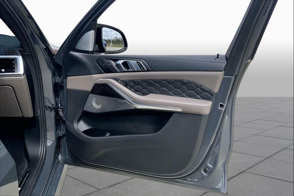 صورة مصغرة 39 لـ 2025 BMW X5 M BASE