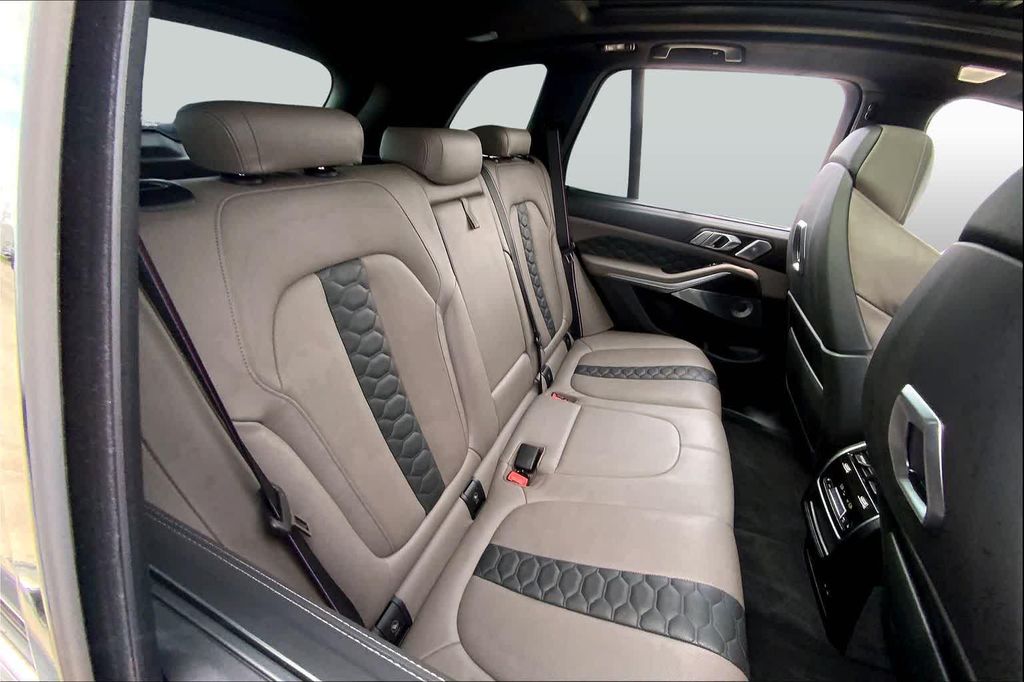 صورة مصغرة 35 لـ 2025 BMW X5 M BASE