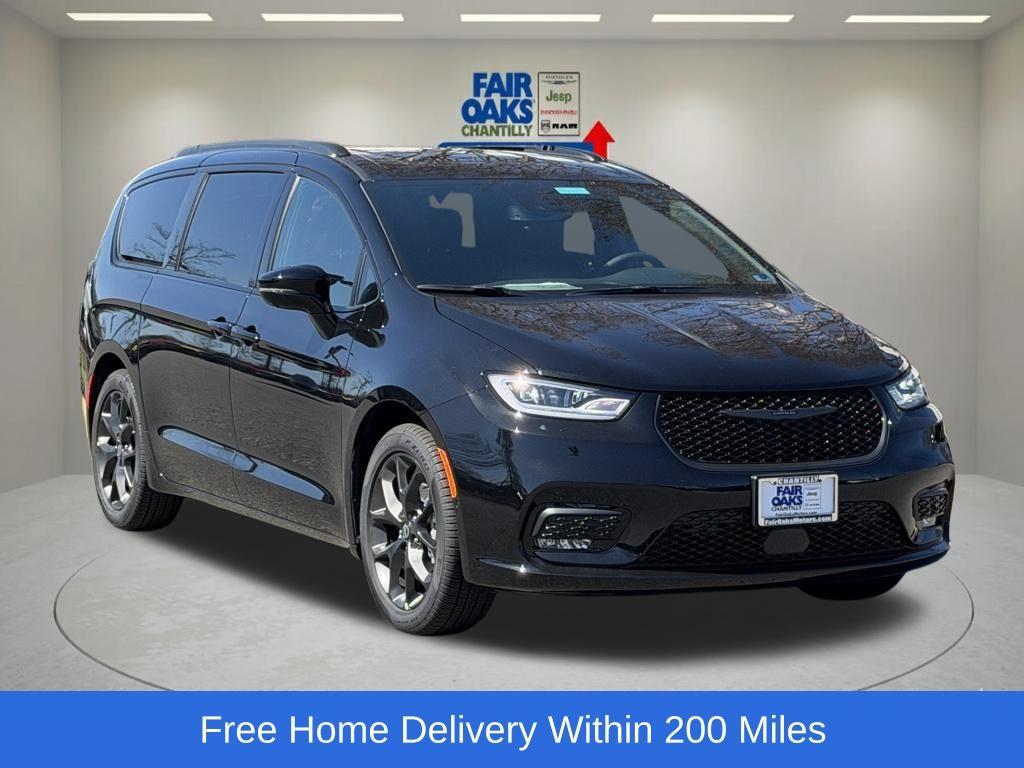 New 2026 Chrysler Pacifica Select