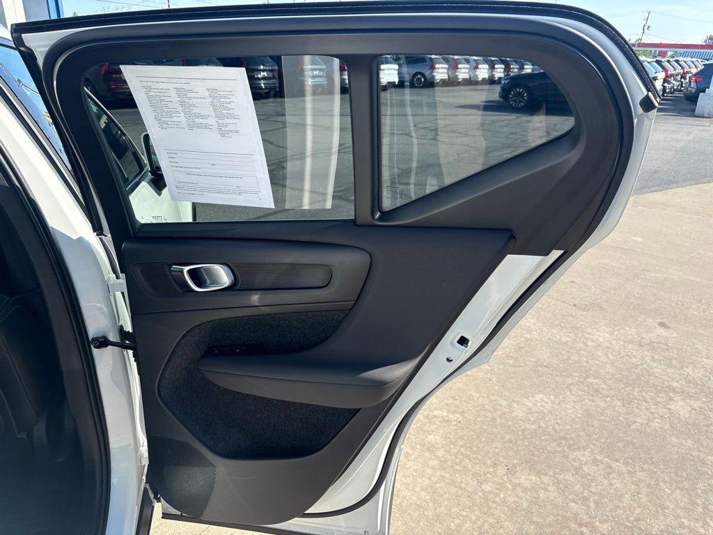 2024 Volvo XC40 B5 PLUS BRIGHT THEME thumbnail 37