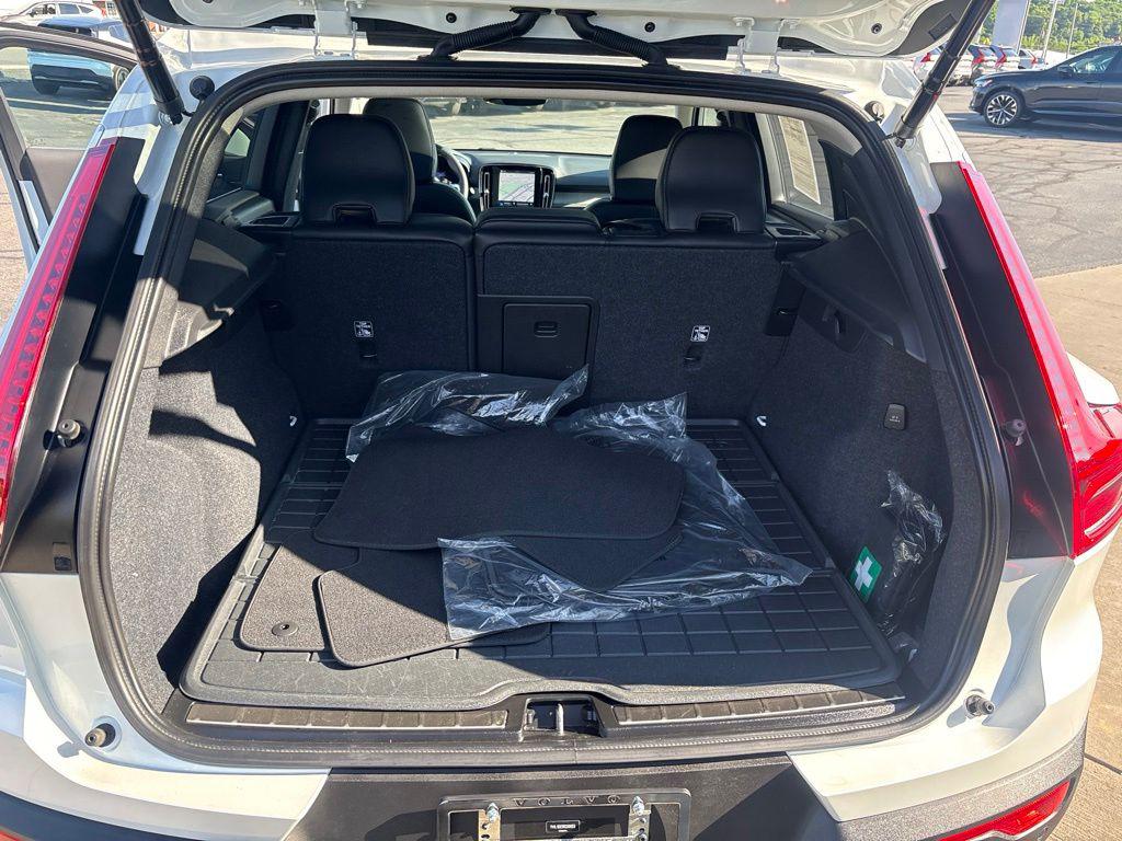 2024 Volvo XC40 B5 PLUS BRIGHT THEME thumbnail 40