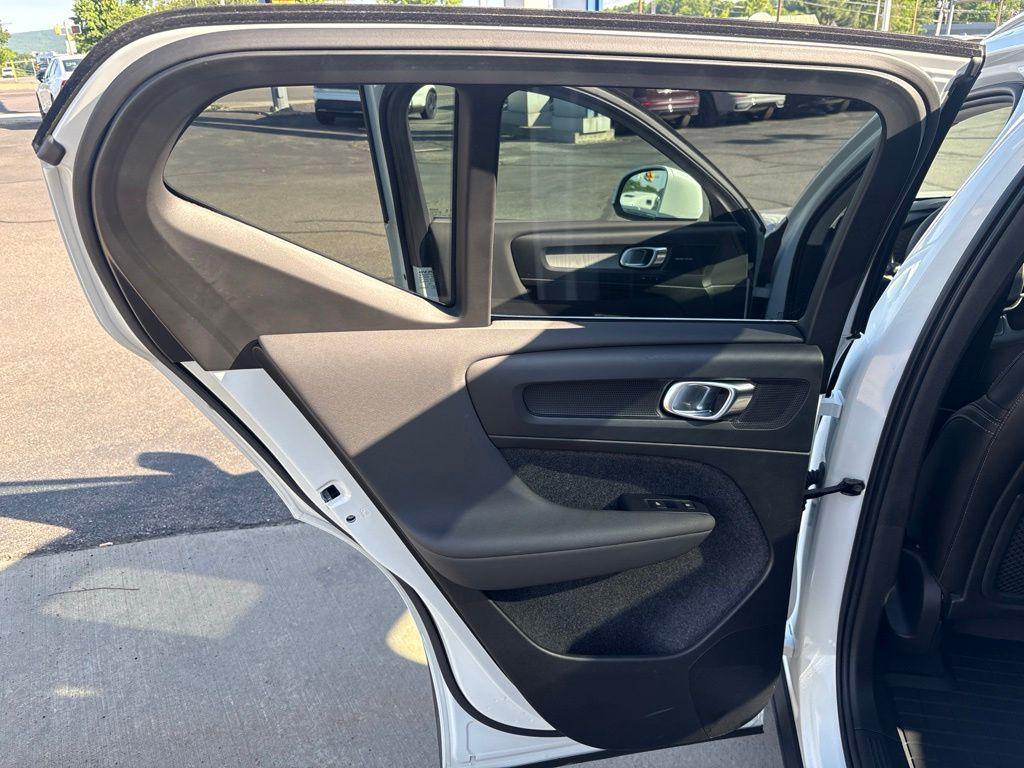 2024 Volvo XC40 B5 PLUS BRIGHT THEME thumbnail 31