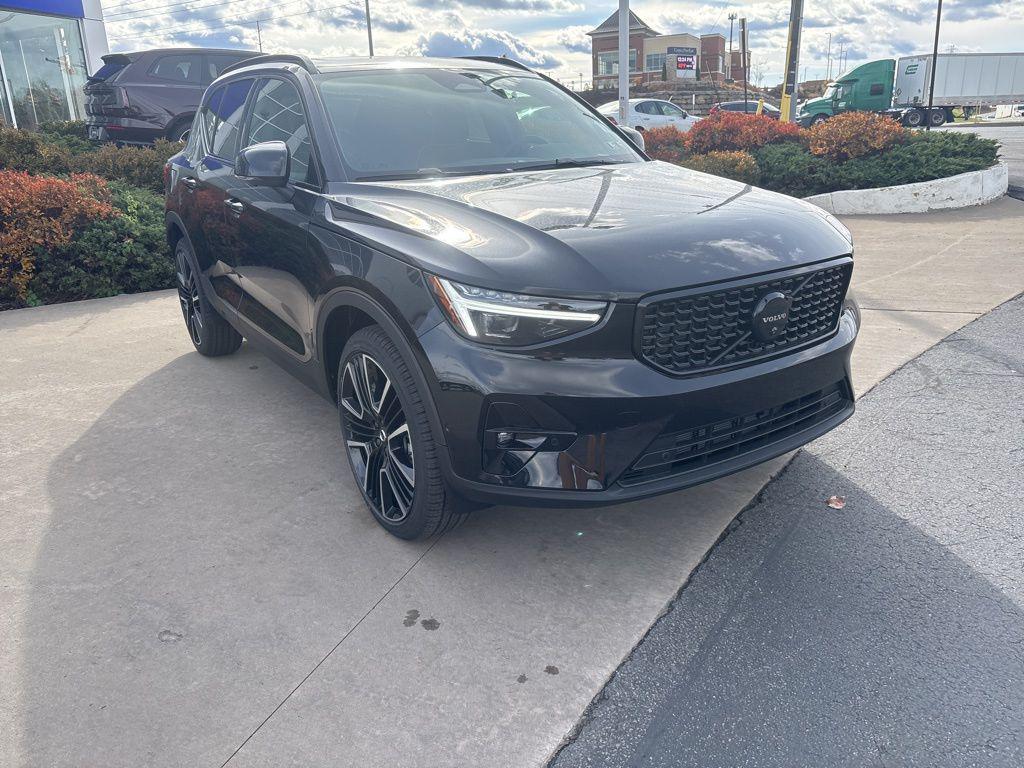 2026 Volvo XC40 BLACK EDITION ULTRA, B5 AWD GAS (MILD HYBRID) — фото 3