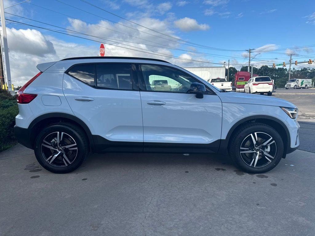 صورة مصغرة 4 لـ 2026 Volvo XC40 CORE, B5 AWD GAS (MILD HYBRID), DARK