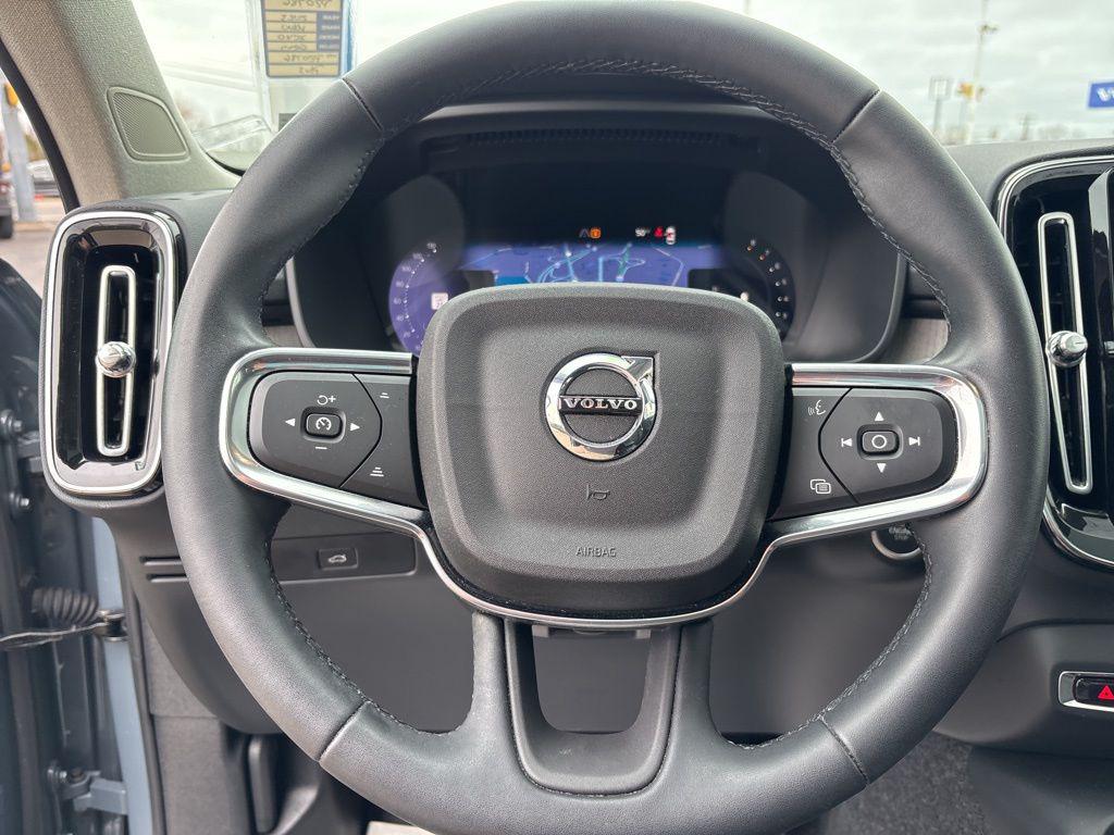 2023 Volvo XC40 B5 PLUS DARK THEME thumbnail 23