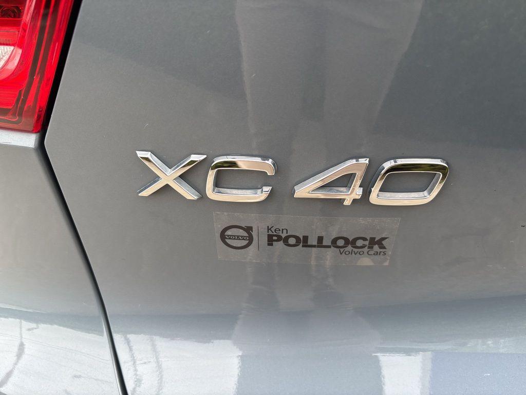 صورة 10 لـ 2023 Volvo XC40 B5 PLUS DARK THEME