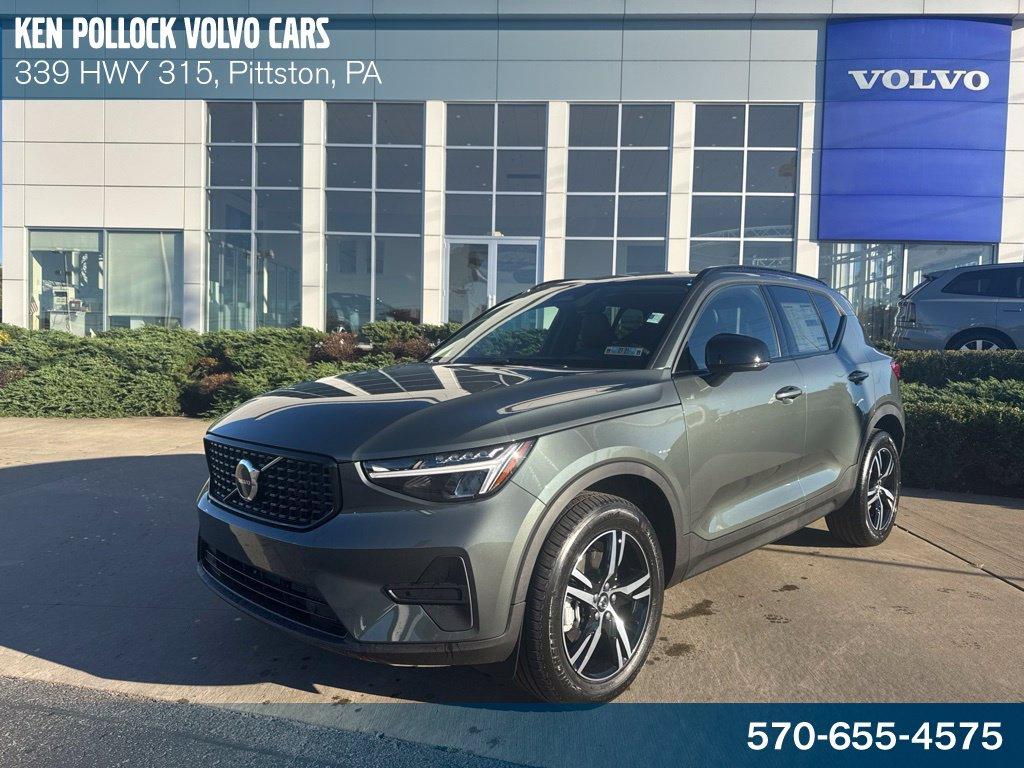 New 2026 Volvo XC40 Core, B5 AWD Gas (mild hybrid), Dark