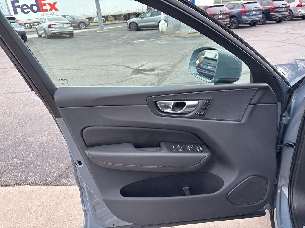 صورة مصغرة 17 لـ 2023 Volvo XC60 B5 PLUS BRIGHT THEME