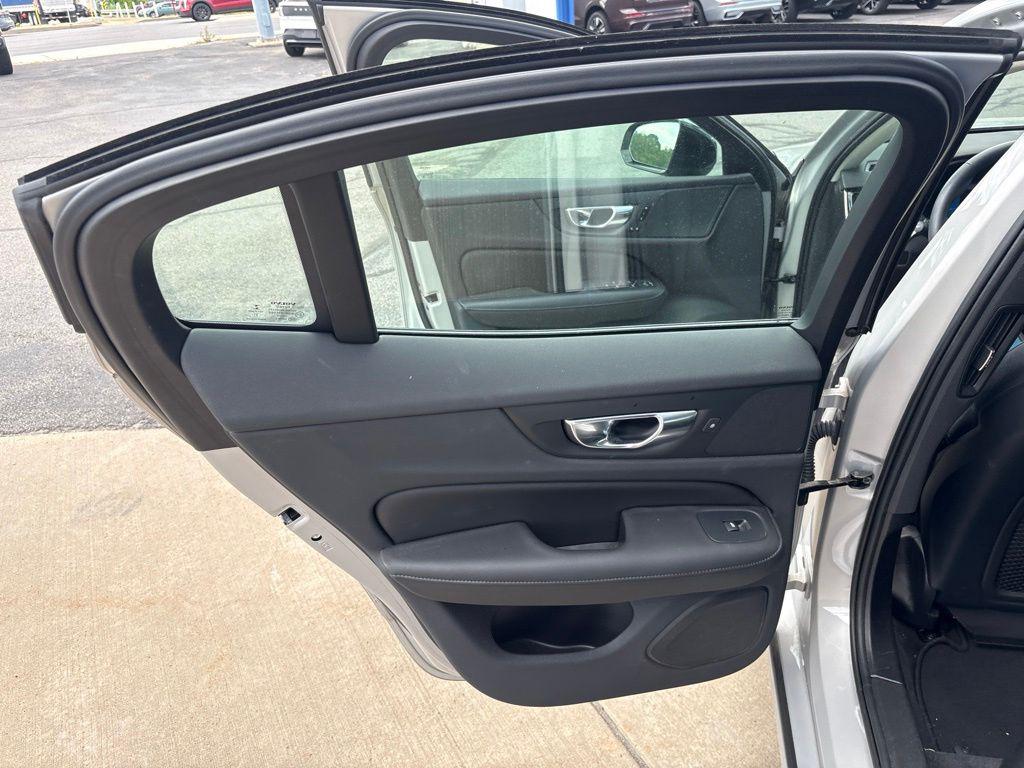 2024 Volvo S60 B5 CORE DARK THEME thumbnail 22