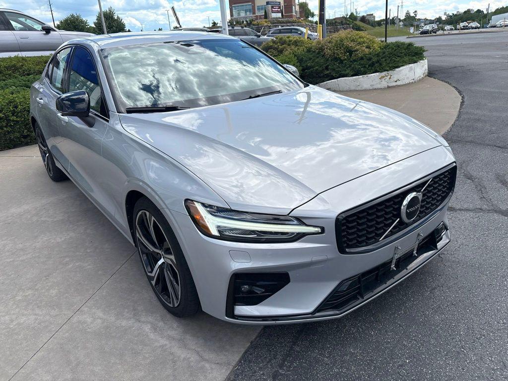 2024 Volvo S60 B5 CORE DARK THEME photo 4