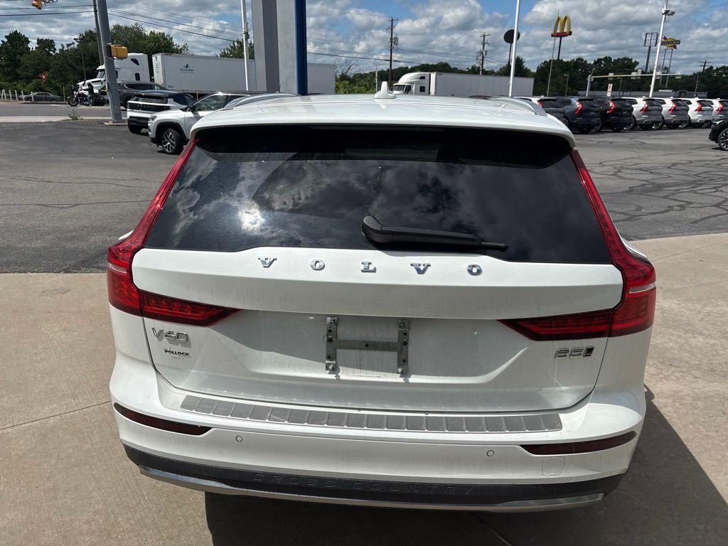 صورة 7 لـ 2024 Volvo V60 CROSS COUNTRY B5 PLUS