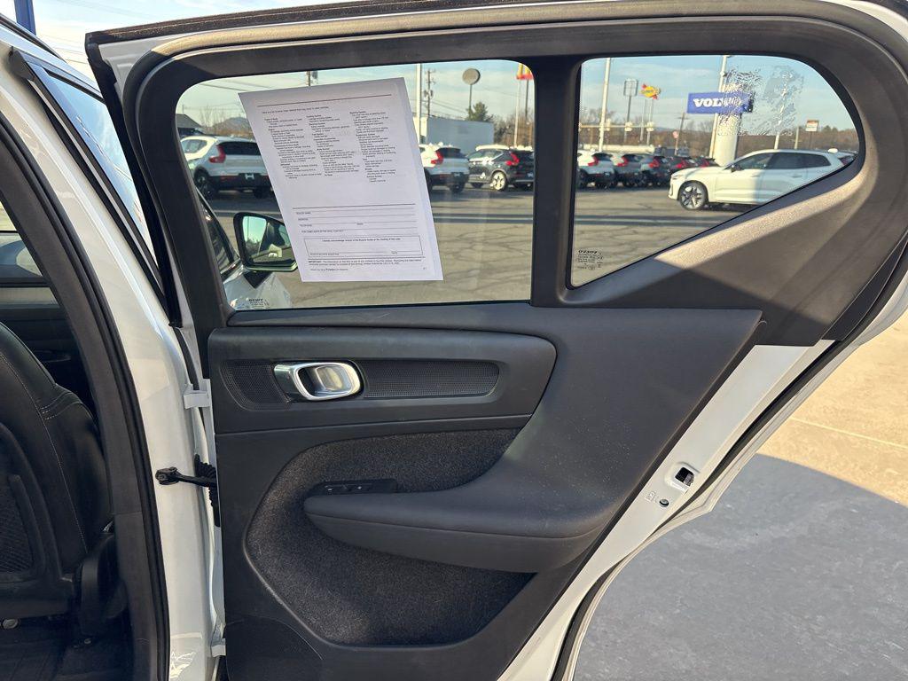 صورة مصغرة 34 لـ 2023 Volvo XC40 B5 PLUS DARK THEME