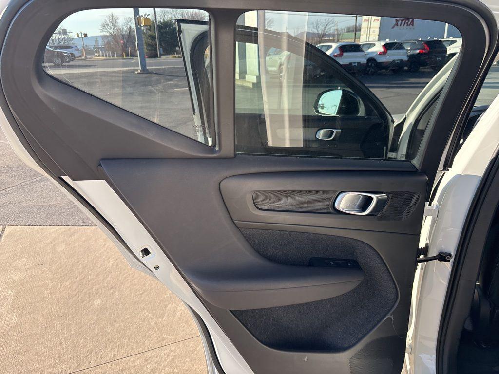 صورة مصغرة 28 لـ 2023 Volvo XC40 B5 PLUS DARK THEME