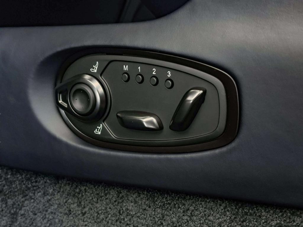 2026 Aston Martin DB12 VOLANTE — миниатюра 24