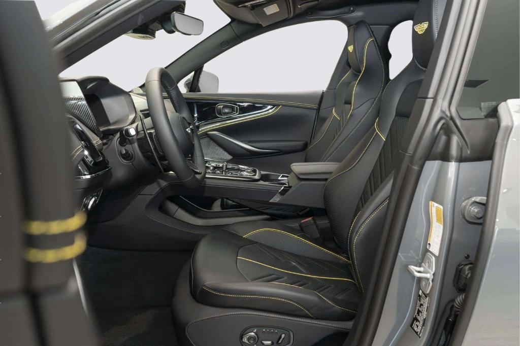 2026 Aston Martin DBX S — миниатюра 11