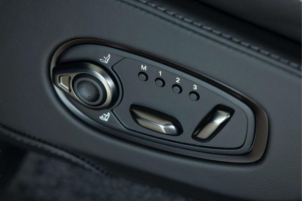 2026 Aston Martin DBX 707 缩略图 20