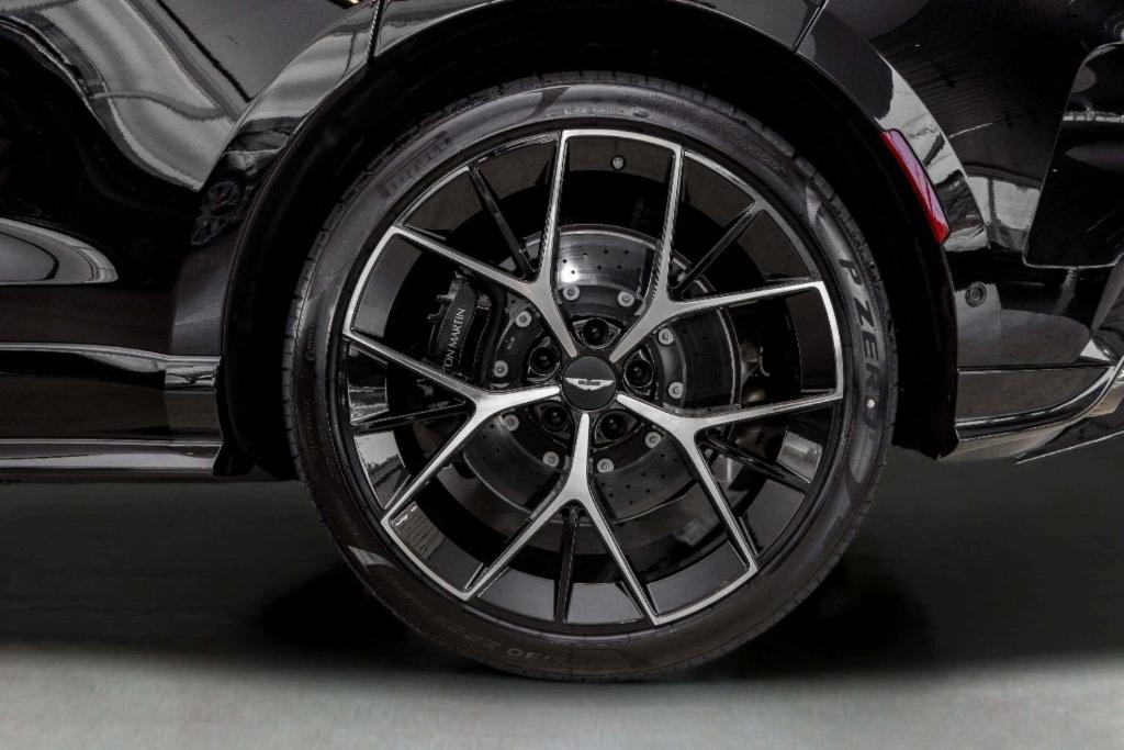 2026 Aston Martin DBX S 缩略图 12