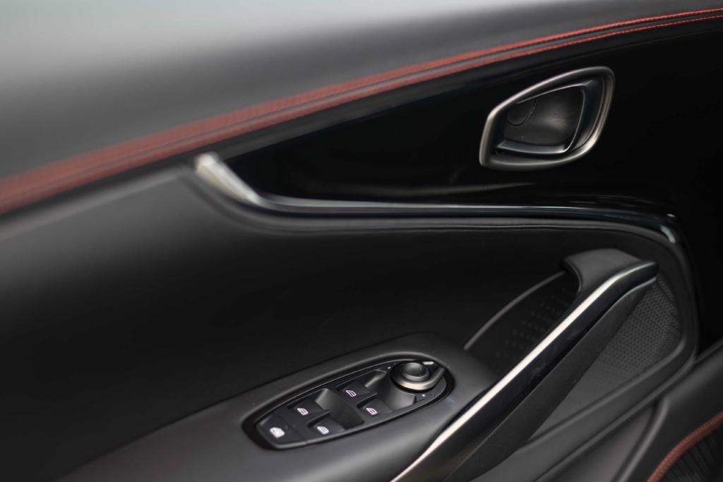 صورة مصغرة 26 لـ 2026 Aston Martin DBX S