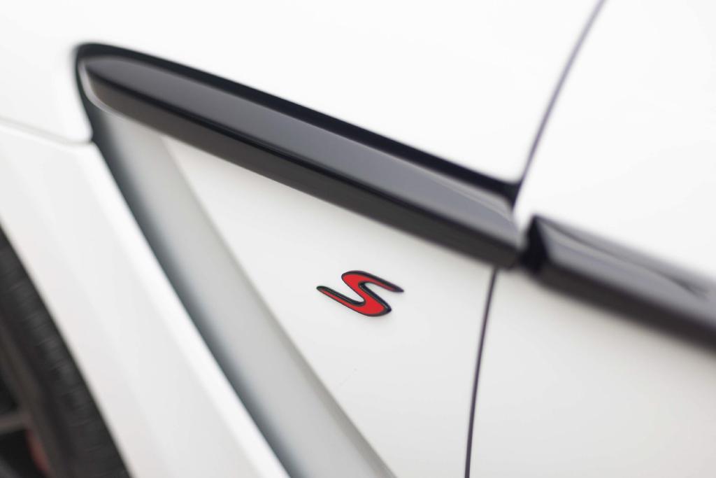 صورة مصغرة 16 لـ 2026 Aston Martin DBX S