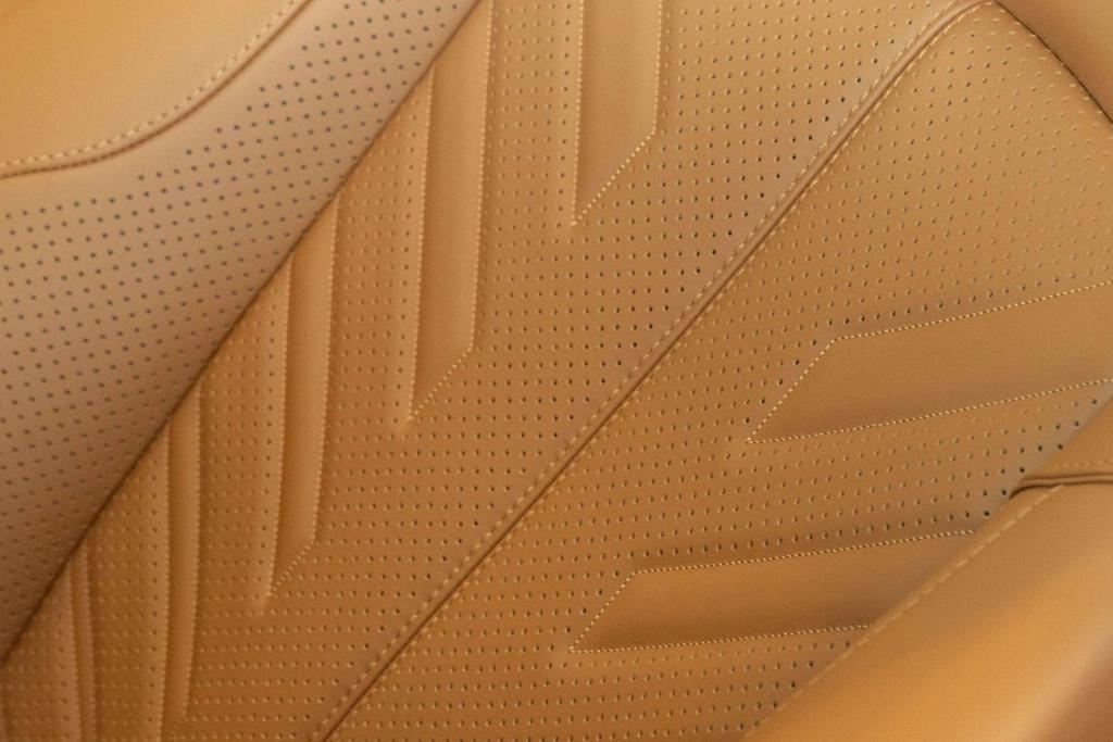 صورة مصغرة 20 لـ 2026 Aston Martin DBX S
