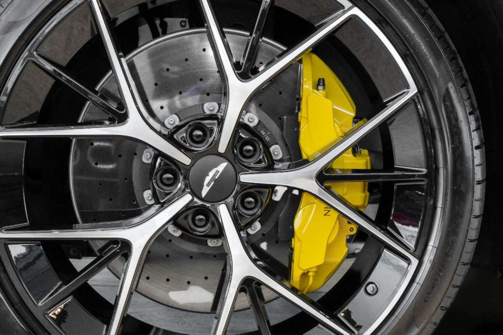 2026 Aston Martin DBX S 缩略图 11
