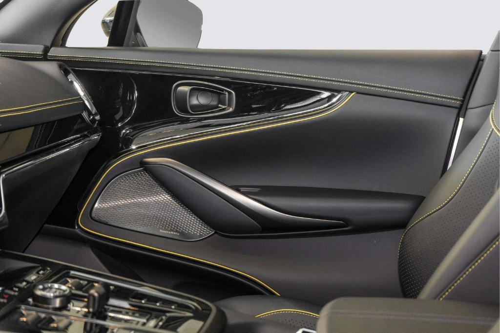 2026 Aston Martin DBX S 缩略图 15