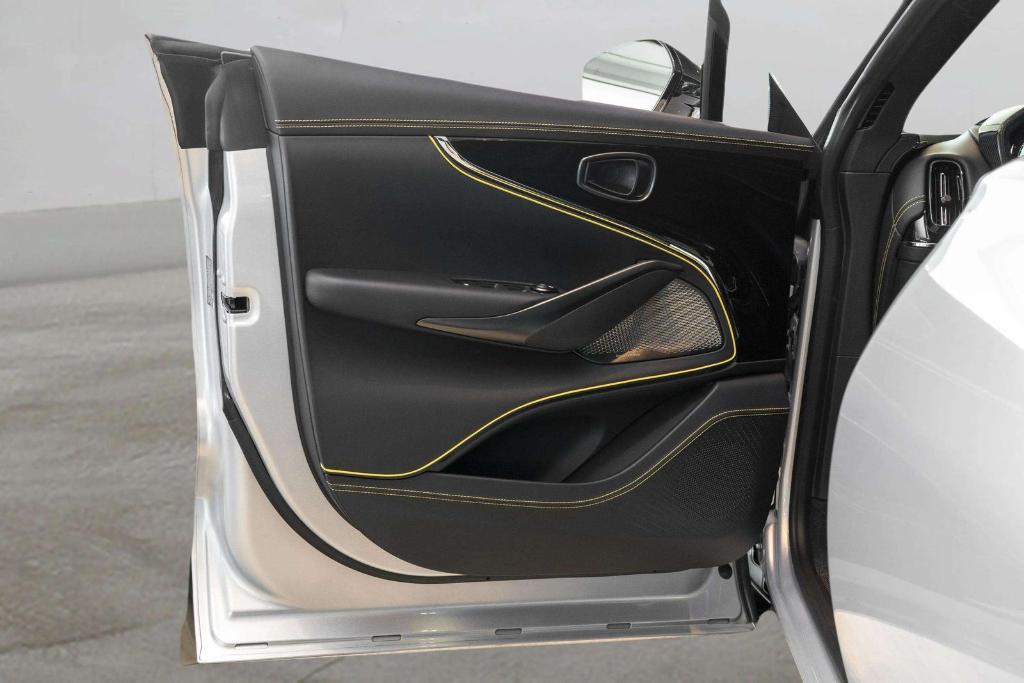 2026 Aston Martin DBX S 缩略图 25