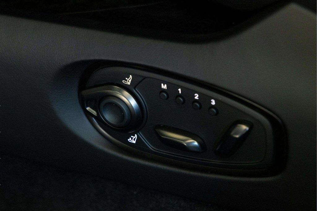 2026 Aston Martin DB12 — миниатюра 19