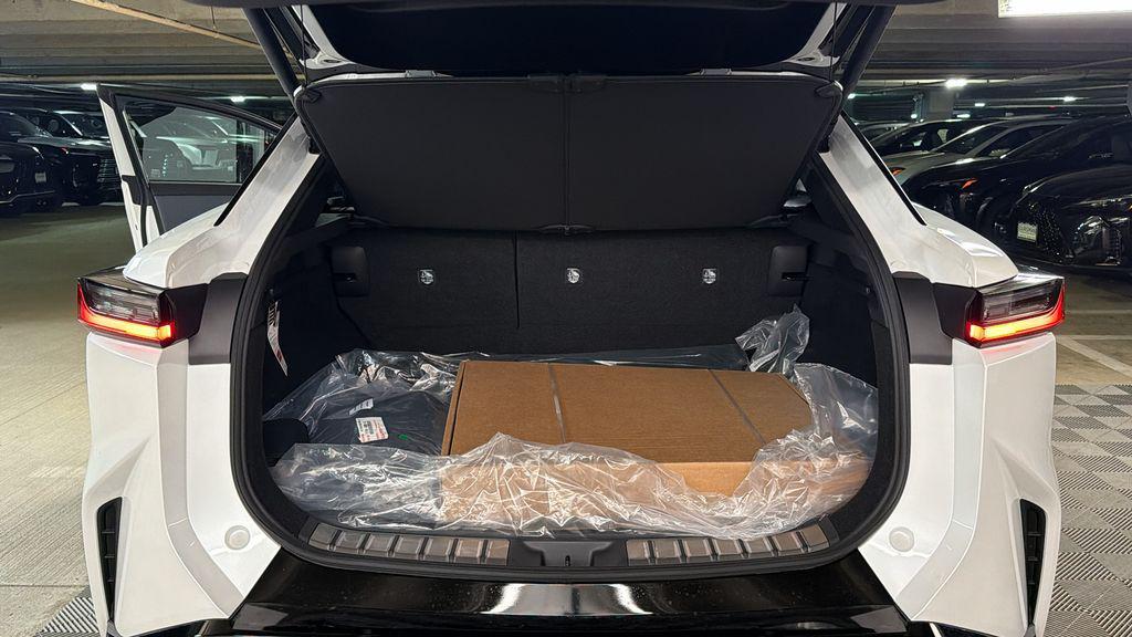 صورة 8 لـ 2026 Lexus RZ 450E PREMIUM