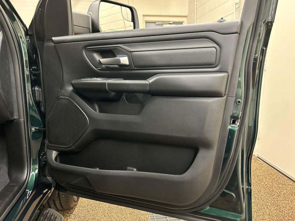 صورة مصغرة 16 لـ 2026 RAM 1500 EXPRESS