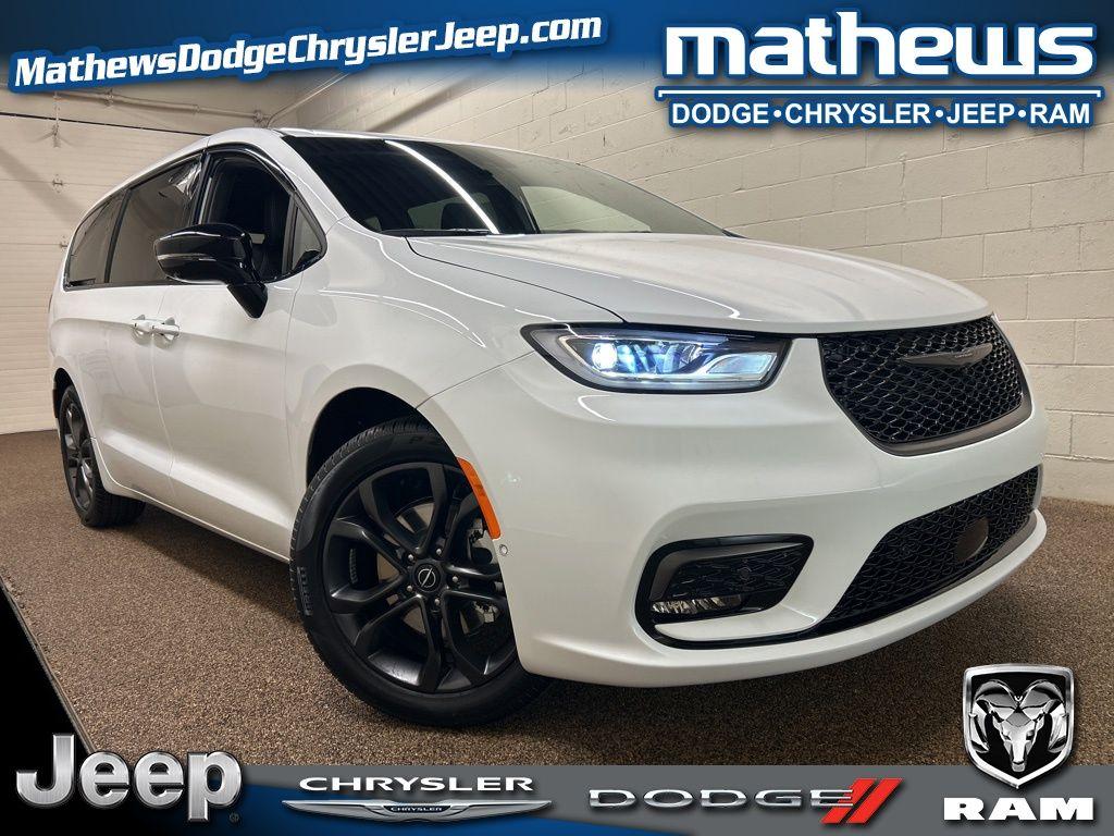 New 2026 Chrysler Pacifica Select